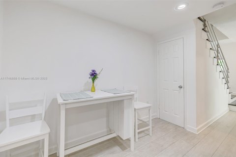 Condo in South Miami, Florida, 3 bedrooms  № 1706523 - photo 11