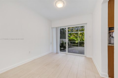 Condo in South Miami, Florida, 3 bedrooms  № 1706523 - photo 6