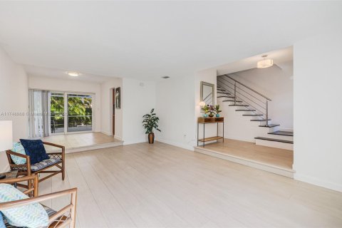 Condo in South Miami, Florida, 3 bedrooms  № 1706523 - photo 3