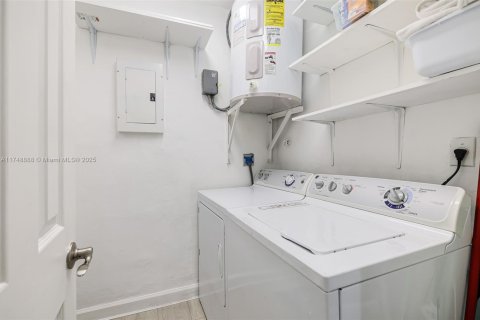 Condo in South Miami, Florida, 3 bedrooms  № 1706523 - photo 24