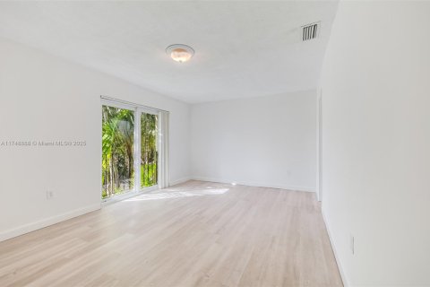 Condo in South Miami, Florida, 3 bedrooms  № 1706523 - photo 14