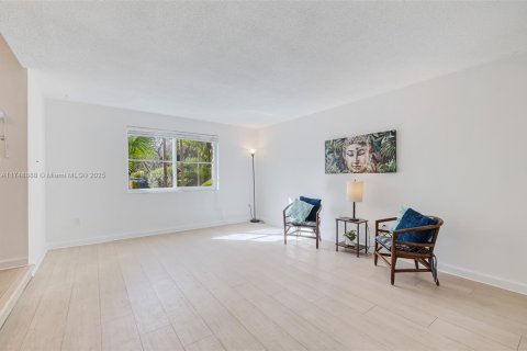 Condo in South Miami, Florida, 3 bedrooms  № 1706523 - photo 4