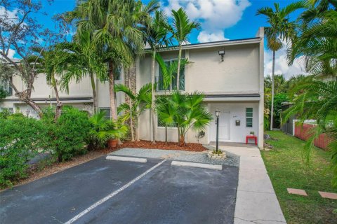 Condo in South Miami, Florida, 3 bedrooms  № 1706523 - photo 1