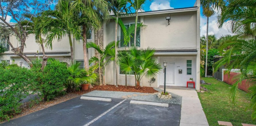Condo in South Miami, Florida, 3 bedrooms  № 1706523