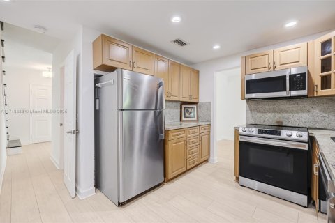 Condo in South Miami, Florida, 3 bedrooms  № 1706523 - photo 9