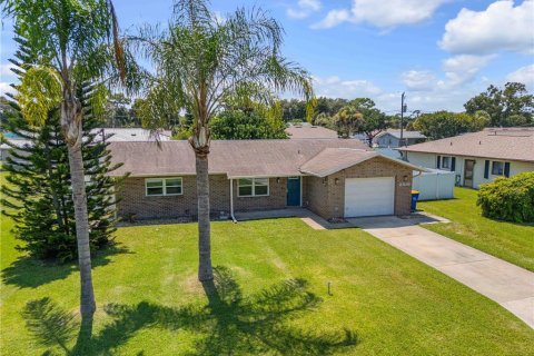 House in Edgewater, Florida 3 bedrooms, 120.96 sq.m. № 1853564 - photo 1