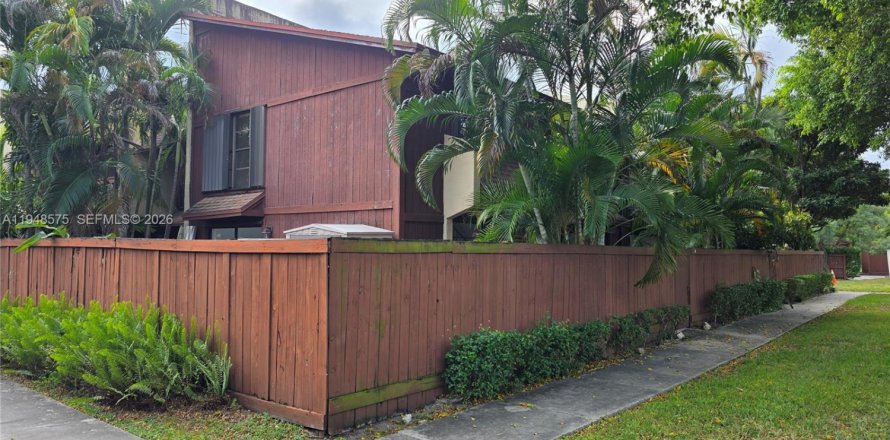 Condo in Miami, Florida, 3 bedrooms № 2004508