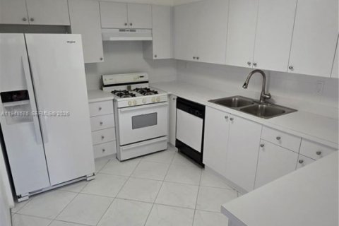 Condo in Miami, Florida, 3 bedrooms № 2004508 - photo 2