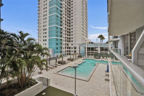 Condo in Miami, Florida, 2 bedrooms  № 2003352 - photo 24