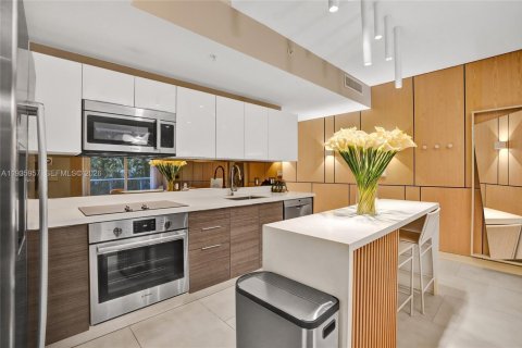 Condo in Miami, Florida, 2 bedrooms  № 2003352 - photo 10