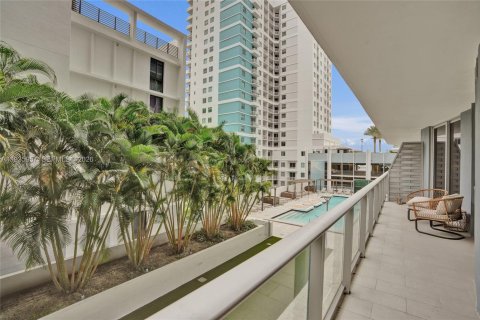 Condo in Miami, Florida, 2 bedrooms  № 2003352 - photo 26