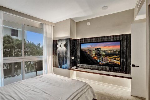 Condo in Miami, Florida, 2 bedrooms  № 2003352 - photo 15