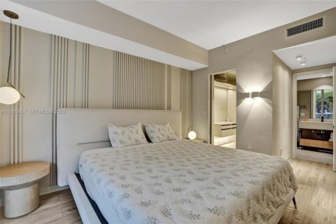 Condo in Miami, Florida, 2 bedrooms  № 2003352 - photo 18