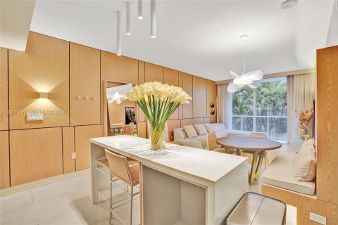 Condo in Miami, Florida, 2 bedrooms  № 2003352 - photo 9