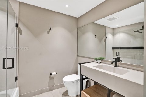Condo in Miami, Florida, 2 bedrooms  № 2003352 - photo 28