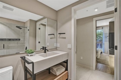 Condo in Miami, Florida, 2 bedrooms  № 2003352 - photo 19