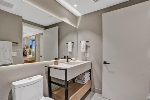 Condo in Miami, Florida, 2 bedrooms  № 2003352 - photo 29