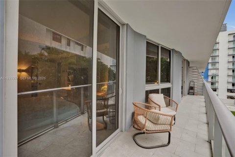 Condo in Miami, Florida, 2 bedrooms  № 2003352 - photo 23