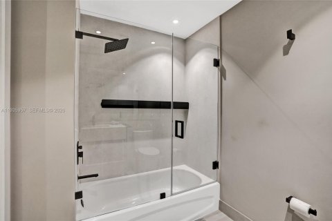 Condo in Miami, Florida, 2 bedrooms  № 2003352 - photo 27