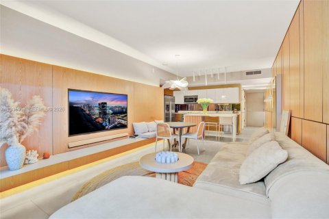 Condo in Miami, Florida, 2 bedrooms  № 2003352 - photo 3