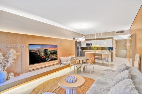 Condo in Miami, Florida, 2 bedrooms  № 2003352 - photo 5