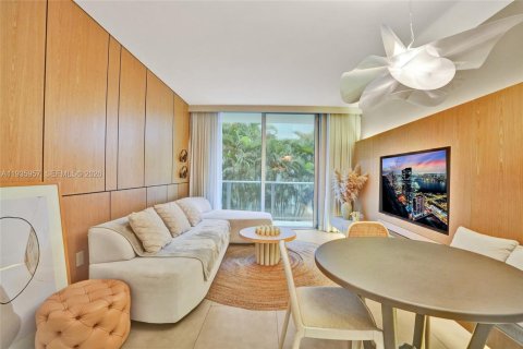 Condo in Miami, Florida, 2 bedrooms  № 2003352 - photo 8