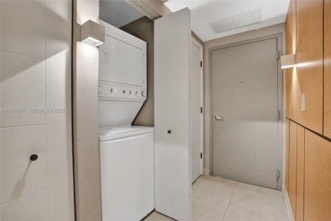 Condo in Miami, Florida, 2 bedrooms  № 2003352 - photo 25