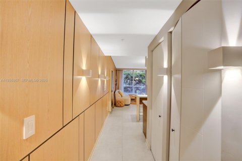 Condo in Miami, Florida, 2 bedrooms  № 2003352 - photo 4