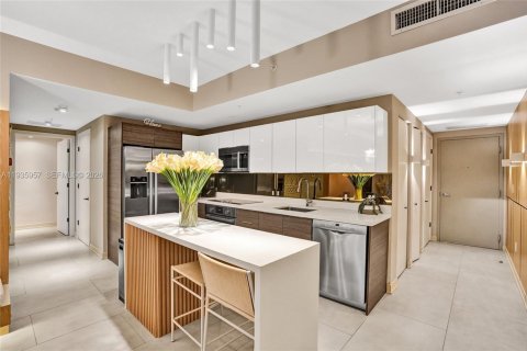 Condo in Miami, Florida, 2 bedrooms  № 2003352 - photo 12