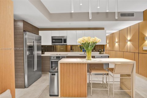 Condo in Miami, Florida, 2 bedrooms  № 2003352 - photo 11