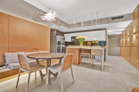 Condo in Miami, Florida, 2 bedrooms  № 2003352 - photo 2