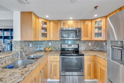 Condo in Miami Beach, Florida, 2 bedrooms  № 1953464 - photo 5