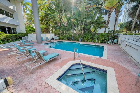 Condo in Miami Beach, Florida, 2 bedrooms  № 1953464 - photo 16