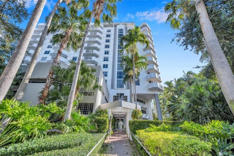 Condo in Miami Beach, Florida, 2 bedrooms  № 1953464 - photo 10