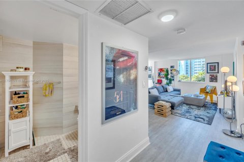 Condo in Miami Beach, Florida, 2 bedrooms  № 1953464 - photo 6