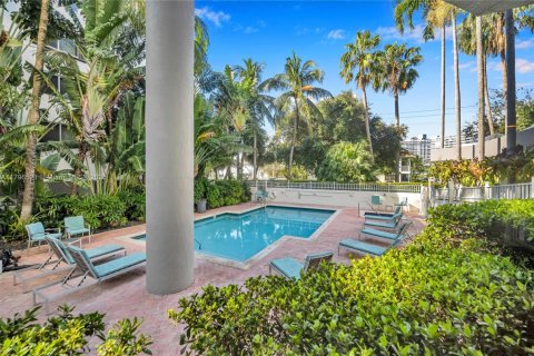 Condo in Miami Beach, Florida, 2 bedrooms  № 1953464 - photo 15