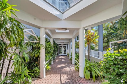 Condo in Miami Beach, Florida, 2 bedrooms  № 1953464 - photo 11
