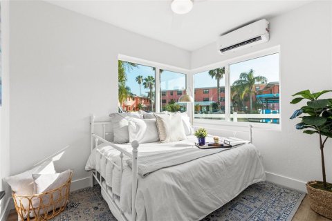 Commercial property in Saint Pete Beach, Florida 6 bedrooms, 272.95 sq.m. № 1523442 - photo 15
