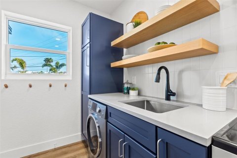 Commercial property in Saint Pete Beach, Florida 6 bedrooms, 272.95 sq.m. № 1523442 - photo 12