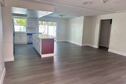 Casa en alquiler en Margate, Florida, 3 dormitorios, 121.33 m2 № 2031096 - foto 2