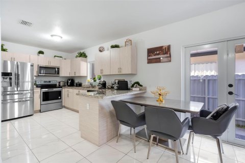 Villa ou maison à vendre à Miami, Floride: 4 chambres, 140.1 m2 № 1896374 - photo 8