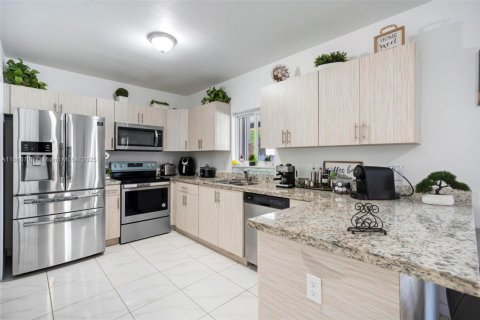 Villa ou maison à vendre à Miami, Floride: 4 chambres, 140.1 m2 № 1896374 - photo 7