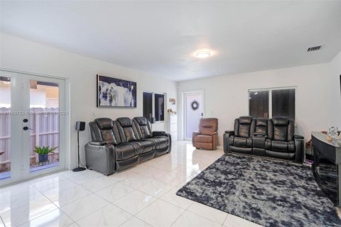Villa ou maison à vendre à Miami, Floride: 4 chambres, 140.1 m2 № 1896374 - photo 2