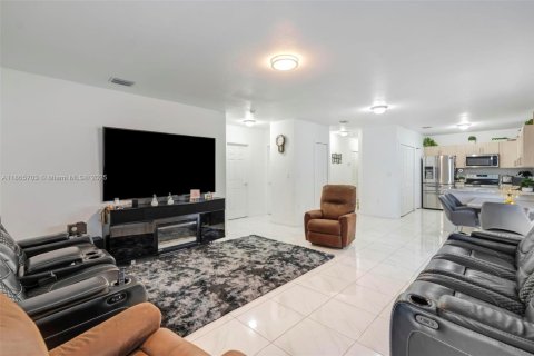 Villa ou maison à vendre à Miami, Floride: 4 chambres, 140.1 m2 № 1896374 - photo 3