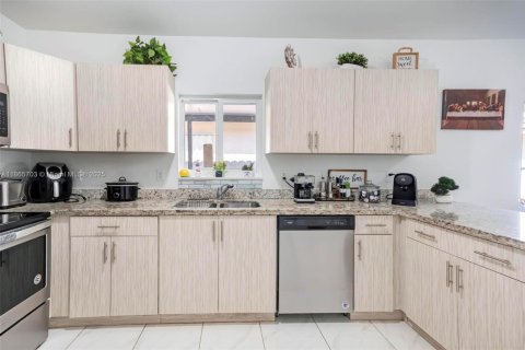 Villa ou maison à vendre à Miami, Floride: 4 chambres, 140.1 m2 № 1896374 - photo 6