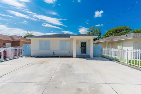 Villa ou maison à vendre à Miami, Floride: 4 chambres, 140.1 m2 № 1896374 - photo 1