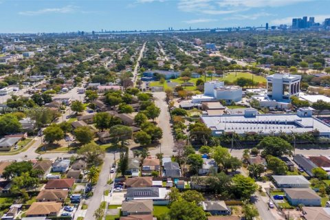 Villa ou maison à vendre à Miami, Floride: 4 chambres, 140.1 m2 № 1896374 - photo 24