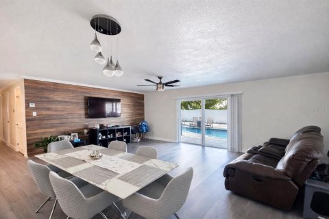 House in Orlando, Florida 3 bedrooms, 130.53 sq.m. № 2111572 - photo 7