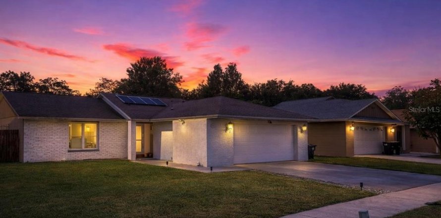 House in Orlando, Florida 3 bedrooms, 130.53 sq.m. № 2111572