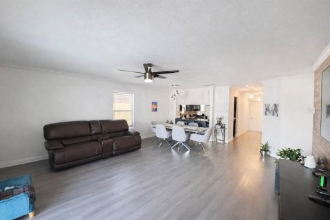 House in Orlando, Florida 3 bedrooms, 130.53 sq.m. № 2111572 - photo 8